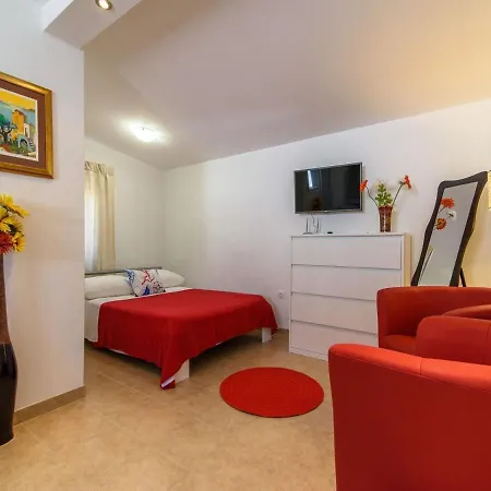 Pensión Beba - Peaceful Location 3*